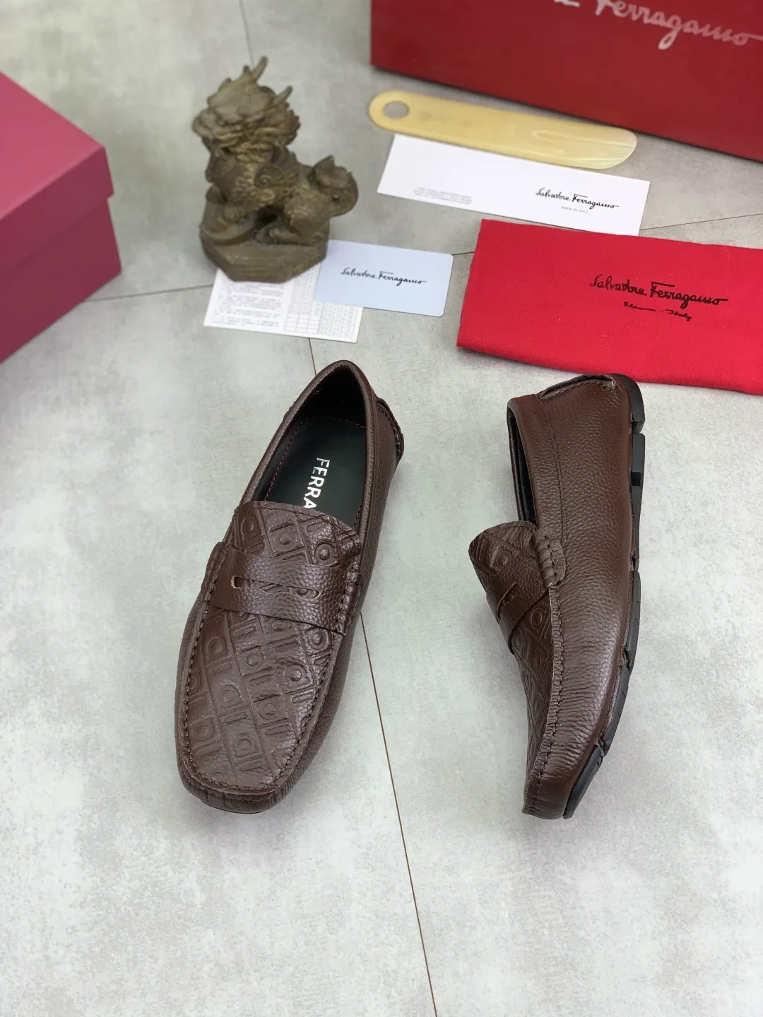 Men's shoes 💰P542 New model, high quality [Ferragamo/Ferragamo] Latest lazy slip-on shoes Original imported calfskin, imported cowhide lining + original luxury metal buckle + original combination outsole Comparison without pressure Code number: 38-45